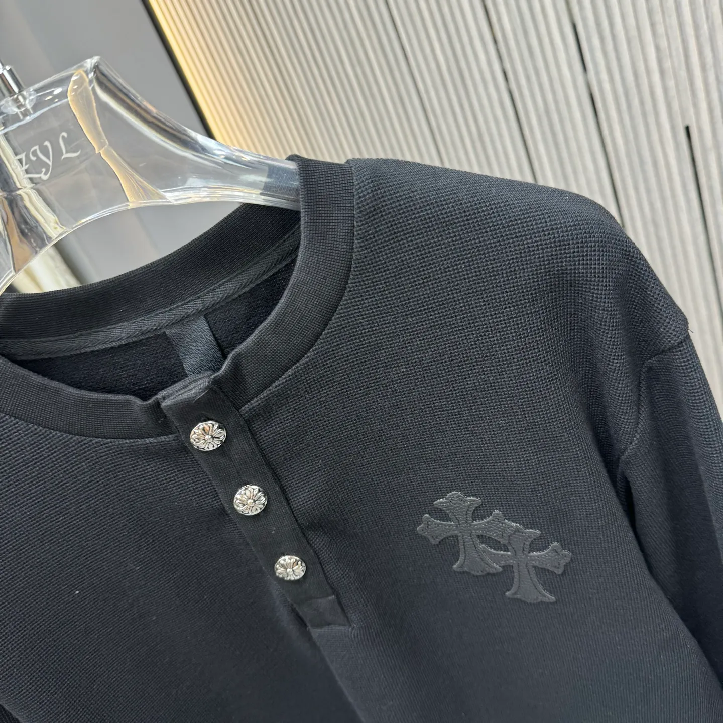 🅿️270 25 New Style🆕Come Hearts Cross Long Sleeve Autumn and Winter King! Chest pockets, collar and cuffs with high weight threads, custom-woven and dyed 330g double yarn waffle fabric, cross steel buckle tags and other accessories are all in the correct version, super conspicuous, super good-looking and super atmospheric, same style for men and women! The overall upper body highlights fashion and individuality, and it is a recommended T-shirt for couples to wear together!! Color: black/white 04 Size: S-XXL